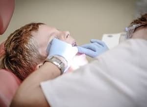 pulizia denti bambini